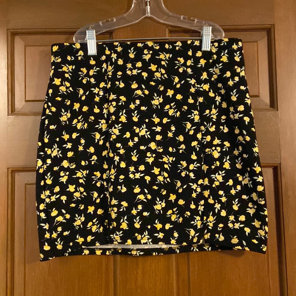 Derek Heart Juniors large black with yellow flower print skirt